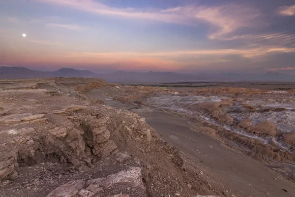 Valle de la Luna salado en el desierto de atacama en Chile al atardecer — Foto de Stock