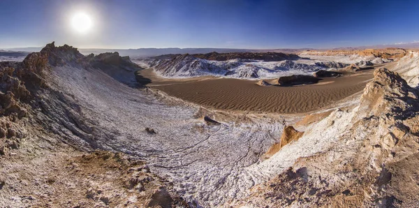 Salty Moon Valley nel deserto di atacama in Cile al tramonto — Foto Stock