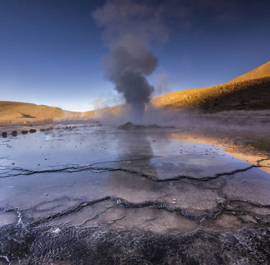 Şofben tatio gündoğumu yüzeyde su ile