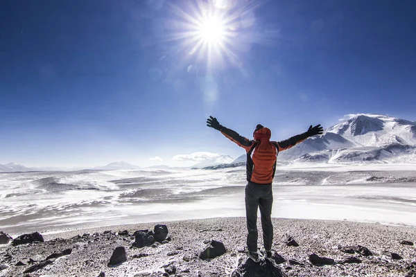 Uomo in piedi con le mani vicino ojos del salado vulcano in chile — Foto Stock