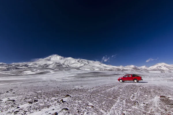 Auto rossa vicino a ojos del salado vulcano in chile — Foto Stock
