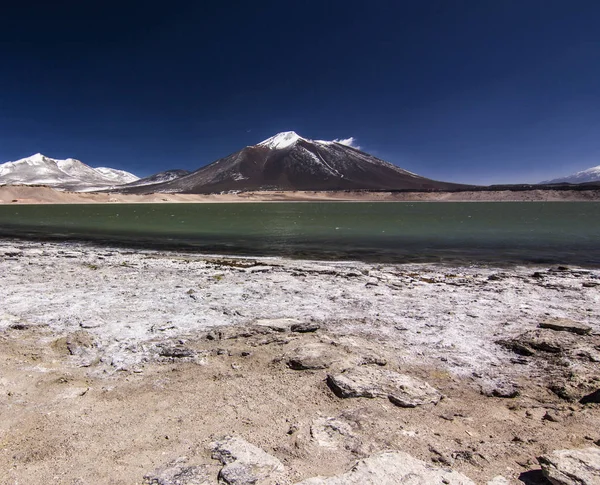 Laguna verde con vetta innevata nel deserto di atacama in Cile — Foto Stock