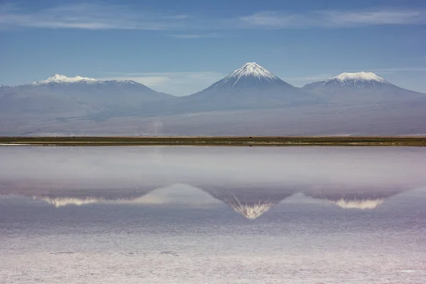 Superficie speculare del lago di montagna circondato da alte cime — Foto Stock