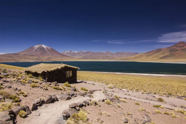 Sentiero di sabbia per lago di montagna e casa con cielo blu in atacama chile — Foto Stock