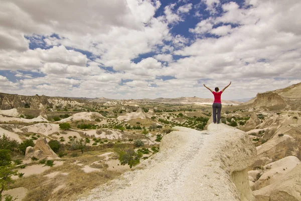 Dziewczyna z ręce do góry w górach Kapadocji, Turcja — Zdjęcie stockowe