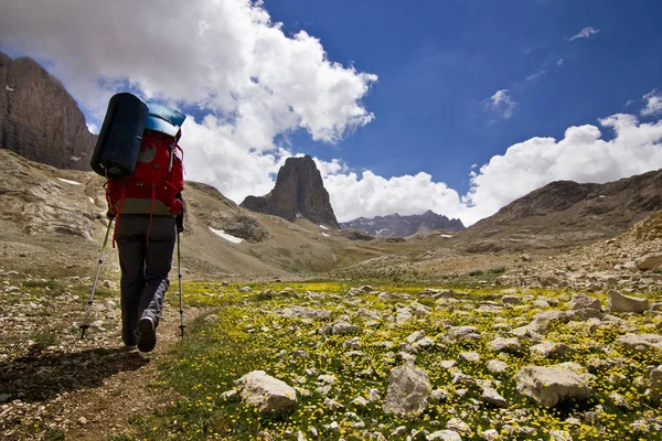 Excursionista en el campo verde con gran roca en las montañas de Turquía — Foto de Stock