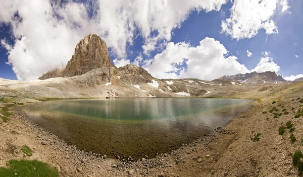Lake in mountains with big rock in Turkey Aladaglar — Stock Photo, Image