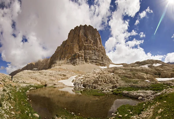 Türkiye'nin evi büyük kaya ile dağlarda Gölü — Stok fotoğraf