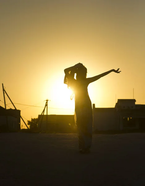 Girls silhouette against the sun at sunset — Stock Photo, Image