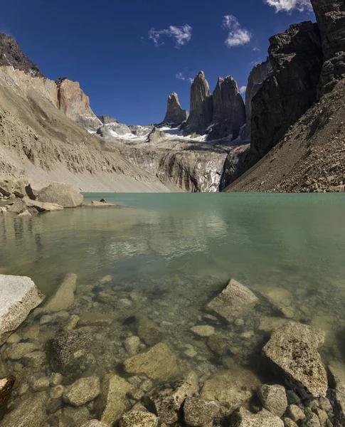 Torres del paine jezero pehoe v Patagonii s skalními stěnami — Stock fotografie