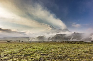 Kamçatka aktif volkan batımında karlı tepeleri ile
