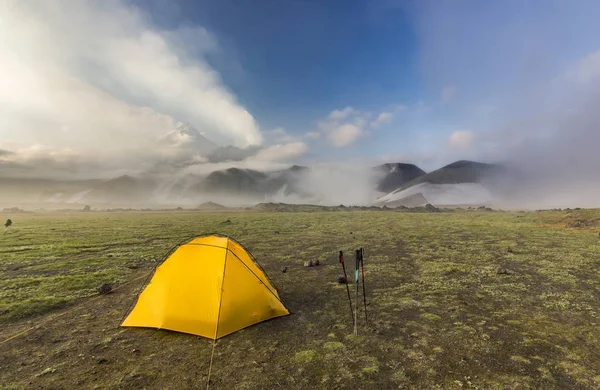 Tienda amarilla cerca de los volcanes de Kamchatka — Foto de Stock