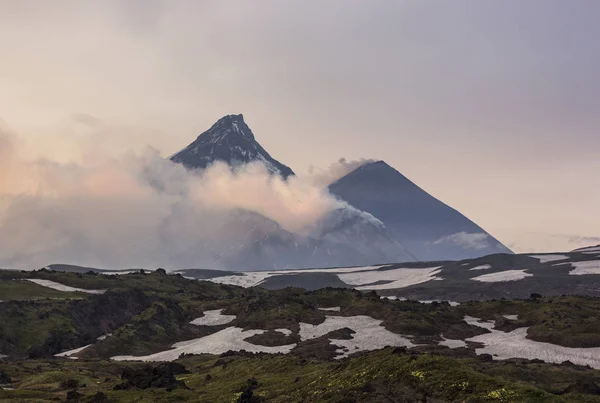 Active volcanoes of Kamchatka at sunset — Stock Photo, Image