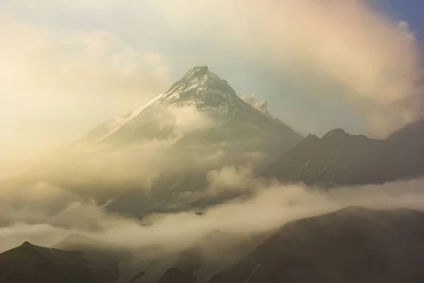 Active volcanoes of Kamchatka at sunset — Stock Photo, Image