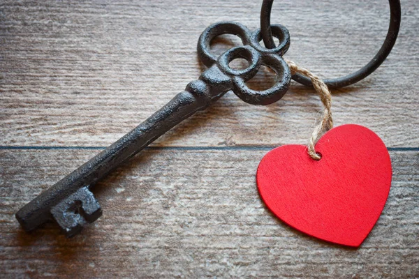 Klíč se dvěma srdce jako symbol lásky. Klíč z mého srdce precizní — Stock fotografie