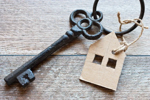 Vieja llave de metal con símbolo de una casa familiar —  Fotos de Stock