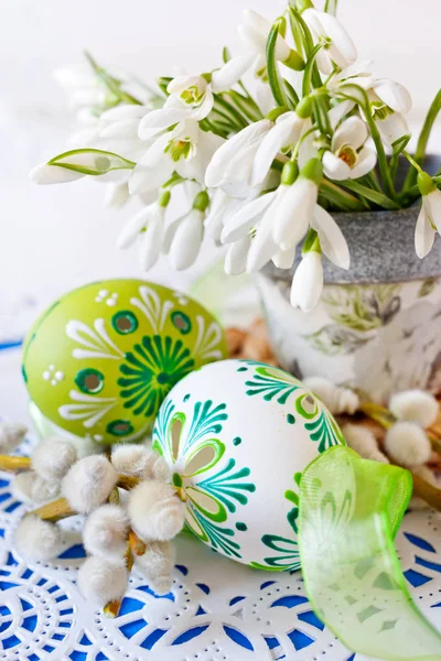 传统捷克复活节装饰-雪花莲鲜花的花盆，装饰的绿色鸡蛋，和猫咪 — 图库照片