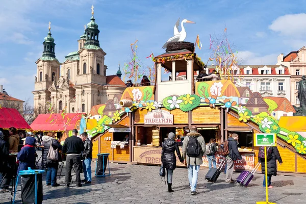 Famoso mercado de Pascua, Plaza de la Ciudad Vieja, Praga, República Checa . —  Fotos de Stock