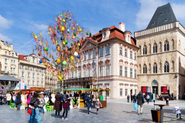 Çek Cumhuriyeti, Prag - Mart 2016: ünlü Paskalya pazarı, eski şehir Meydanı, Prague, Çek Cumhuriyeti. Paskalya tatili tarihi merkezinde, Prag (Unesco geleneksel kutlama).