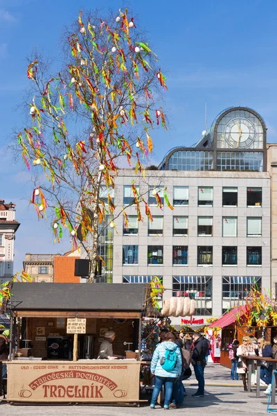 Republika Czeska, Praga - marca 2016: słynny Jarmark wielkanocny, Wenceslas square, Praga, Republika Czeska. Tradycyjne obchody święta wielkanocne w centrum Pragi (Unesco). — Zdjęcie stockowe