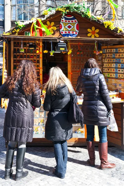 REPÚBLICA CHECA, PRAGUE - MARÇO 2016: famoso mercado de Páscoa, Praça Venceslau, Praga, República Checa. Celebração tradicional de férias de Páscoa no centro histórico de Praga (UNESCO ). — Fotografia de Stock