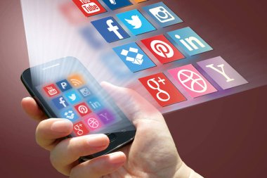 Bir sosyal medya kavramı - smartphone ekranında çeşitli sosyal application logo toplama