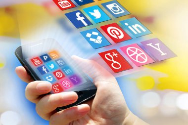 Bir sosyal medya kavramı - smartphone ekranında çeşitli sosyal application logo toplama