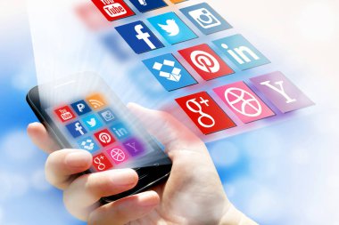 Bir sosyal medya kavramı - smartphone ekranında çeşitli sosyal application logo toplama