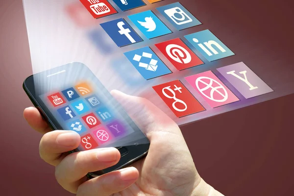 Un concepto de redes sociales - colección de logotipos de varias aplicaciones sociales en la pantalla del teléfono inteligente — Foto de Stock