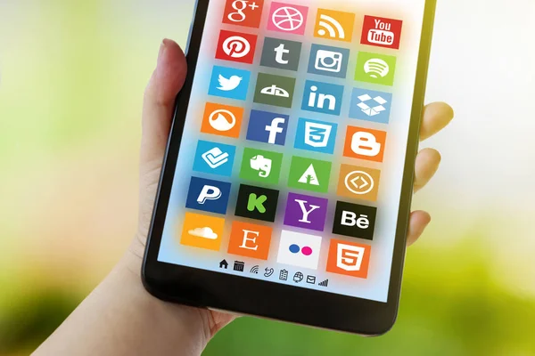 Un concepto de redes sociales - colección de logotipos de varias aplicaciones sociales en la pantalla del teléfono inteligente — Foto de Stock