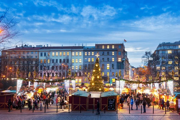 Δημοκρατία της Τσεχίας, Πράγα - 1 Δεκ 2017: διάσημο παραδοσιακό χριστουγεννιάτικο αγοράς, Namesti Miru, Vinohrady συνοικία, Πράγα, Τσεχική Δημοκρατία — Φωτογραφία Αρχείου