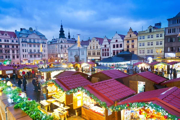 ЧЕШСКАЯ РЕСПУБЛИКА, PLZEN: NOV28, 2017: Christmas market, St. Bartholomew cathedral, Republic square, town Pilsen, Czech republic . — стоковое фото