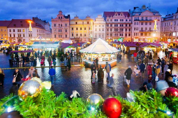 Tschechische Republik, plzen: 28.11.2017: Weihnachtsmarkt, St. Bartholomäus-Kathedrale, Platz der Republik, Stadt Pilsen, Tschechische Republik. — Stockfoto