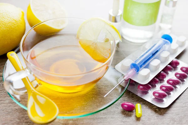 Honig schwarzer Tee mit Zitrone und verschiedenen Medikamenten gegen Grippe und Grippe - Gesundheit und Wellness - verschiedene Pillen und Impfspritzen — Stockfoto