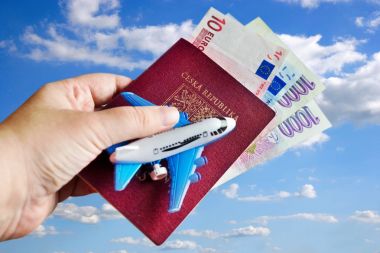 Çek pasaportu, yabancı para birimi, para banknot ve modeli bir uçağın - hava yoluyla ulaşım