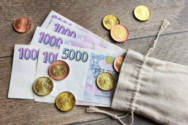 Çek taç Döviz Alım - sikke ve banknot bir bez çanta içinde 