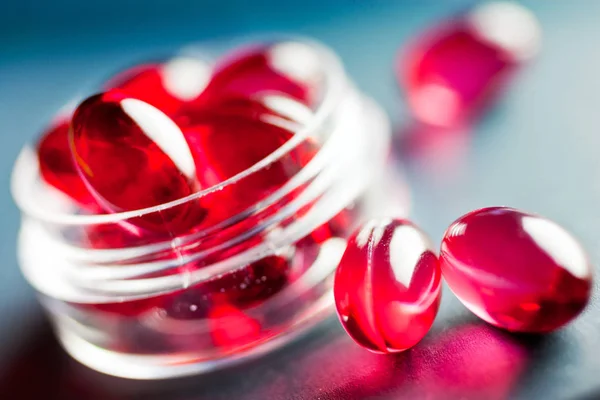 Comprimidos analgésicos - tampas cor-de-rosa com moléculas fórmulas químicas — Fotografia de Stock