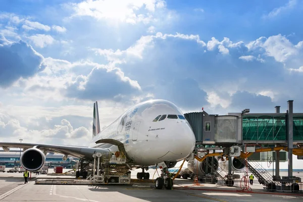 Airbus a380-800, emirate, flughafen vaclav havel, ruzyne, tschechische republik — Stockfoto