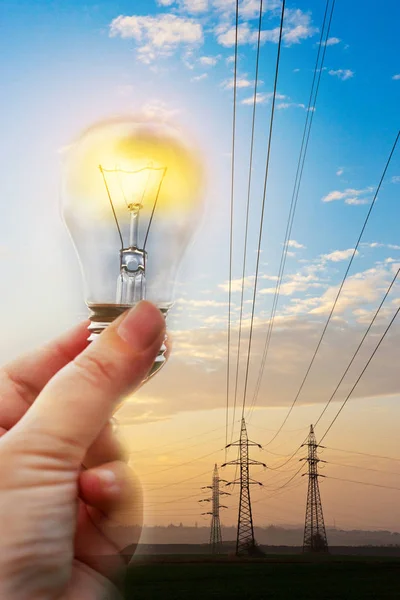 Energii elektrycznej - ręka trzyma błyszczący, żarówka - energia oszczędności i wydatków koncepcja - ochrona środowiska — Zdjęcie stockowe