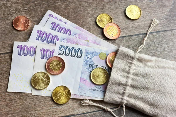 Çek taç Döviz Alım - sikke ve banknot bir bez çanta içinde 