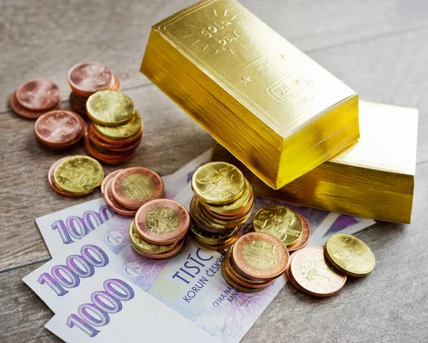 Monnaie de la couronne tchèque avec des lingots d'or - économie et finances - investissement — Photo