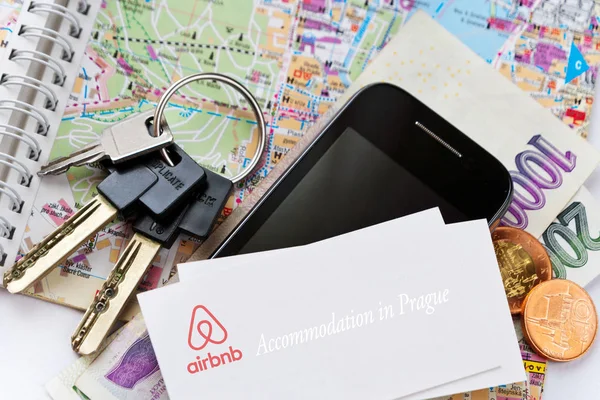 Обмін економіки у подорожі - Airbnb додаток на смартфон - з ключі і мапі міста Прага — стокове фото