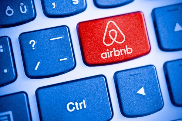 Aplicación Airbnb logo en el teclado - economía compartida en los servicios de viaje — Foto de Stock