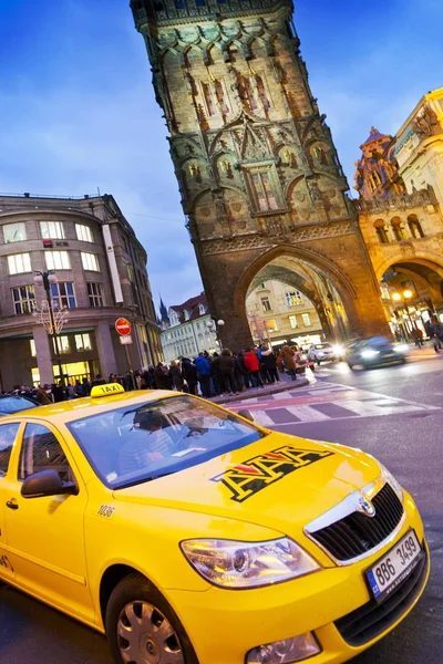 Żółty samochód taksówek, Prikopy, Praga, Republika Czeska. Usługi transportowe. — Zdjęcie stockowe