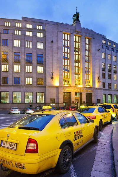 Station de taxi jaune, Prikopy, Prague, République tchèque. Service de transport . — Photo