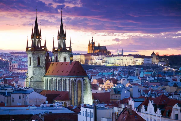 Tyn cathedral, Zamek Praski i stare miasto (Unesco), Praga, Republika Czeska, widok z Bramy Prochowej — Zdjęcie stockowe