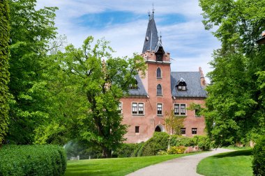  Neo-Gotik kaleden 1508 Cerveny Hradek Sedlcany yakınında, Central Bohemian region, Çek Cumhuriyeti.