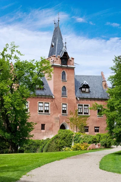 Castello neogotico Cerveny Hradek vicino a Sedlcany dal 1508, regione della Boemia centrale, Repubblica Ceca . — Foto Stock