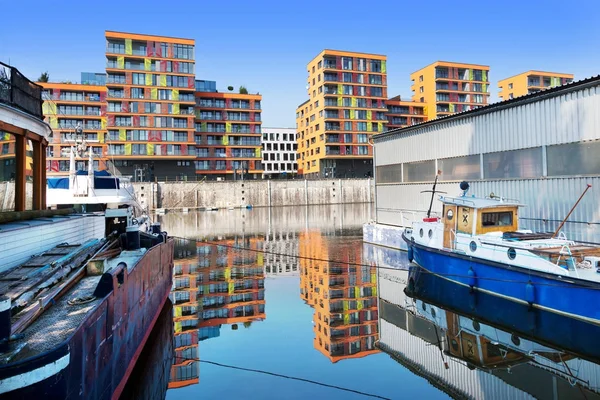 Prague Marina, Harbour Holesovice, Liben island, Praha, Ceska republika Prague, Czech republic. Old river harbour on Moldau river and new residential area. — Stock Photo, Image