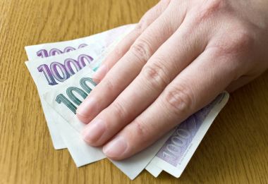Çek Ekonomi ve Finans - Çek taç banknot bir zarf içinde - rüşvet ve yolsuzluk kavramı
